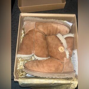 Uggs Bailey button size 8 chestnut